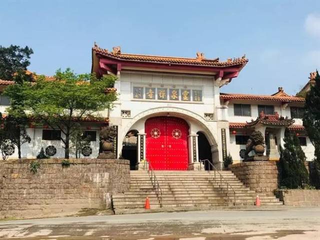 东窗事发后,灵泉禅寺住持发布公告,拟将女尼逐出山门,且报警处理,至