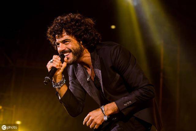 唱歌时为什么感觉嗓子总是被压着?越唱越挤,越