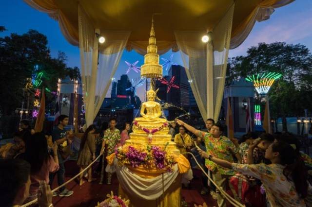 佛像的滴水礼,洒水礼