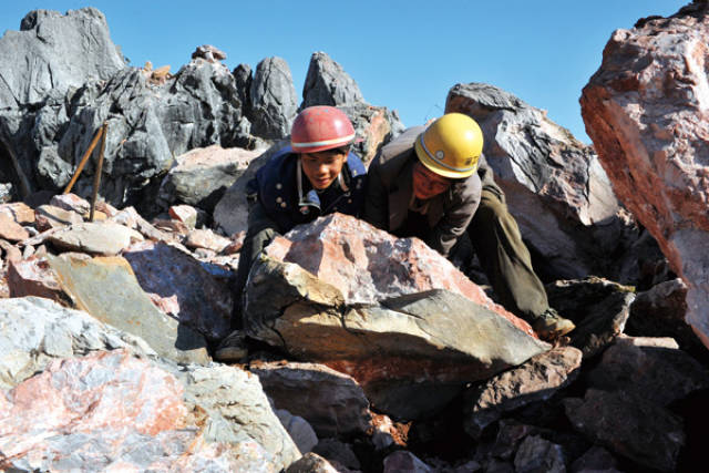 凿石修路.(资料图/西畴县委宣传部供图)