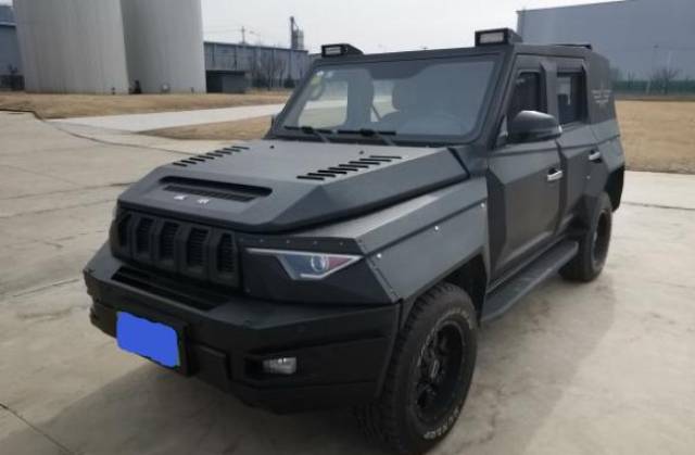 北京bj80防暴车的车身线条非常的硬朗,因为这款防弹车属于a1级别的,较