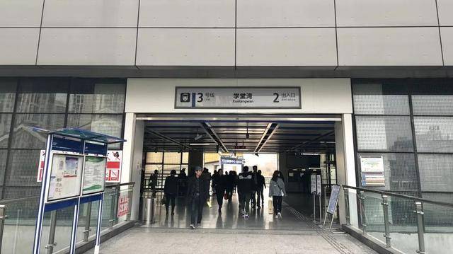 近期巴南学堂湾等一批轨道交通站要加盖雨棚,部分出入口将暂时封闭