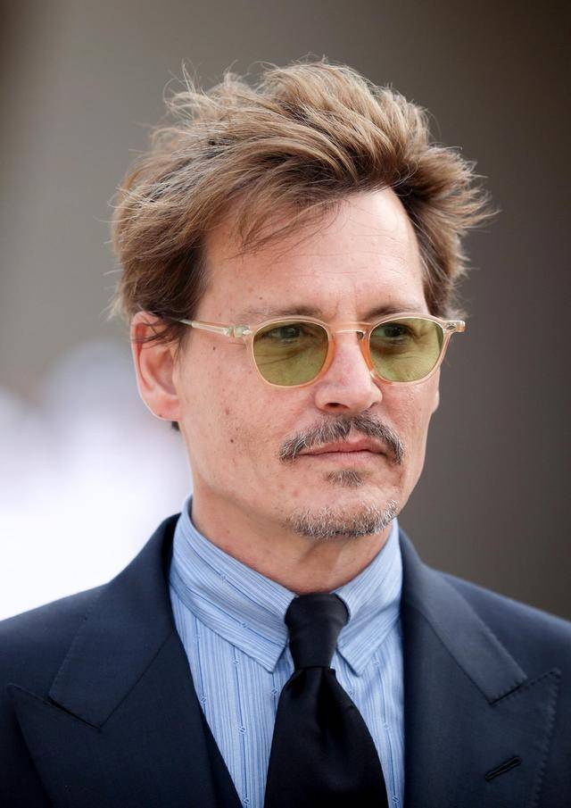 约翰尼·德普终于现身,戴小眼镜显憔悴,但仍有"杰克船长"风采