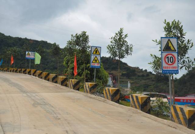 宽敞干净的施工便道