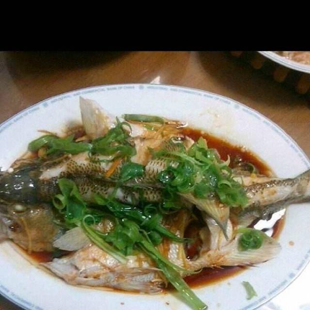 做法:1)鸡蛋煮熟,在凉水里冰一会.2)刀上粘点水,将鸡蛋剥去壳切成片.