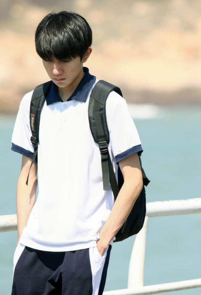 王源這雙大長腿也太細了吧只有王俊凱腿的12我跪地佩服