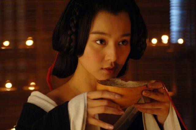在《仙剑奇侠传3》中看杨幂这姿势应该是第一次喝酒,表情成了一大亮点