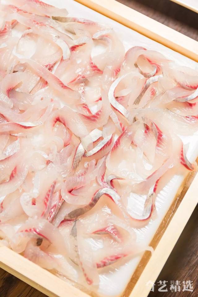 师傅不仅要切片功夫了得,还要 注意摆盘时要轻放鱼生片,防止熟透,让人