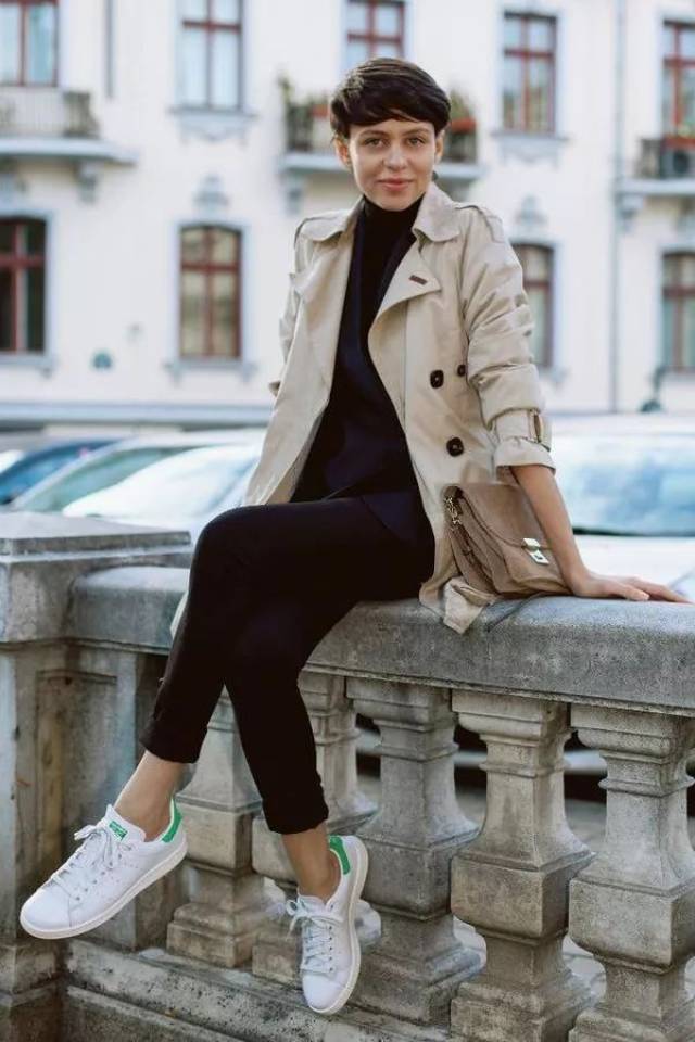 小宋佳的这身白色连衣裙搭配宽松的针织开衫,穿上刺绣小白鞋,慵懒又