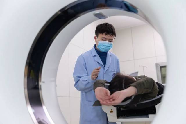 四川大学华西医院技师正在使用联影北斗ct进行扫描