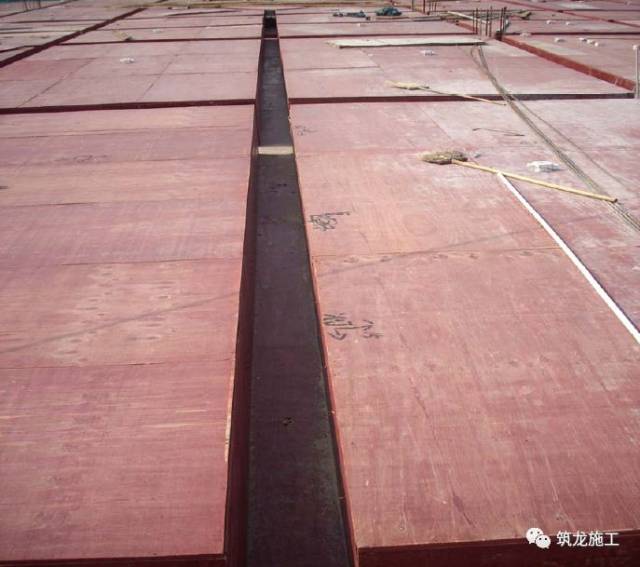 6 模板的拆除 质量通病: ① 梁板砼或悬挑构件未达强度要求就拆模