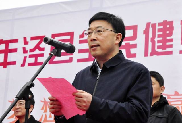 上午9时,县委书记耿鹏宣布2019泾县全民健身长跑比赛正式开赛本次赛事