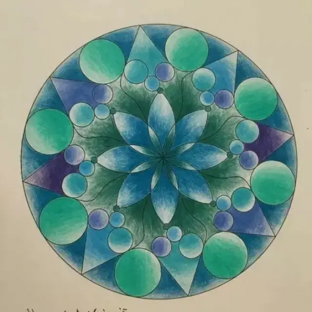 一位山东地市级广播电台女主持人的彩绘幸福dna.曼陀罗绘本