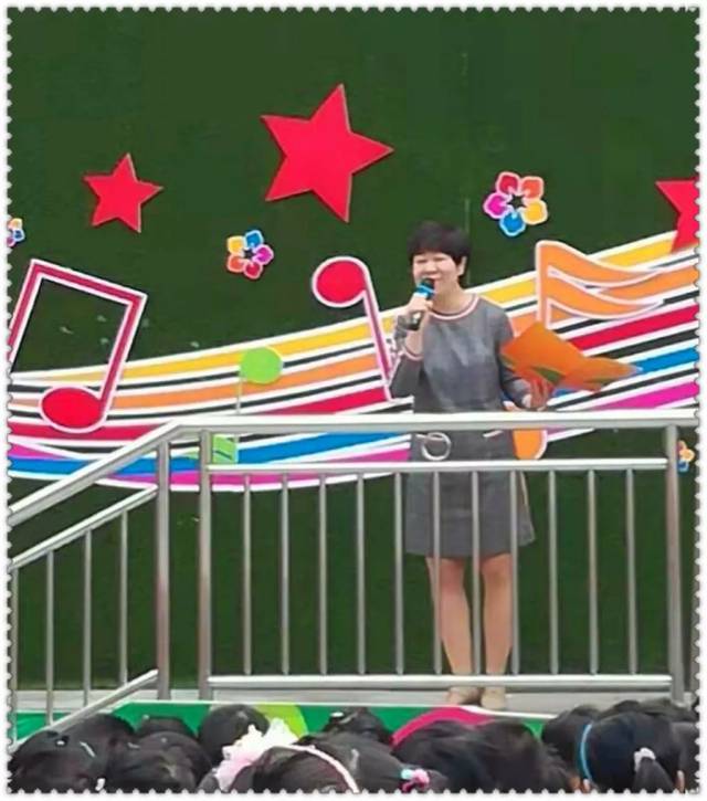 伴随着冉冉升起的五星红旗,隆重的升旗仪式开始了.