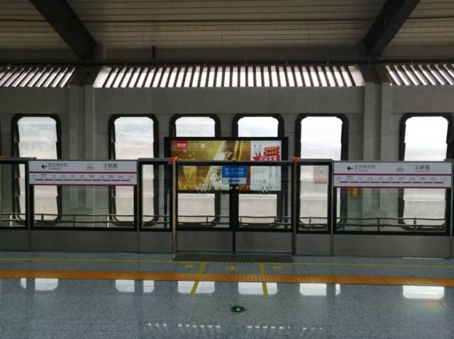 此处为地铁入口 买票,进站检票 上/下楼梯至站台,选择乘车方向 上/下