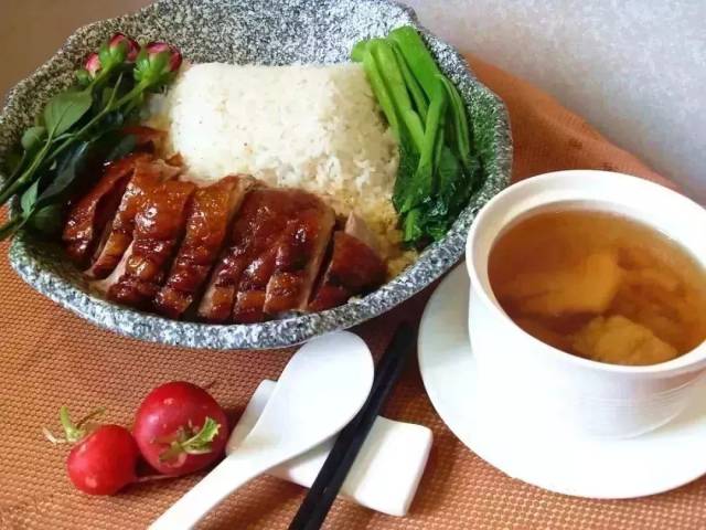 加上各式的 粤菜:烧鸡,碌鹅,猪手等等 没想到他家还新增了 快餐外卖