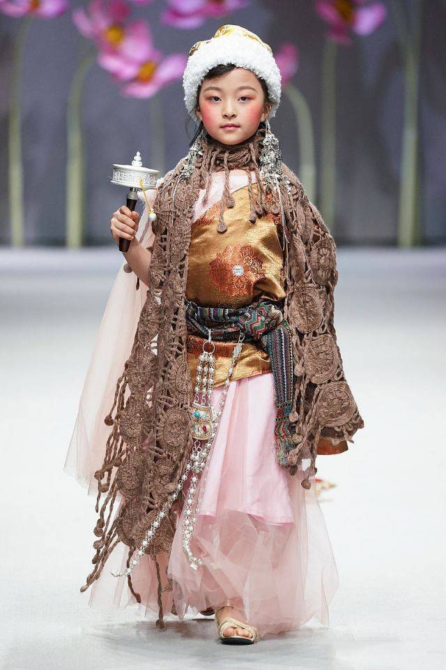 原创中国少数民族穿衣有点高调啊!这样的服装还真考验颜值,不敢尝试