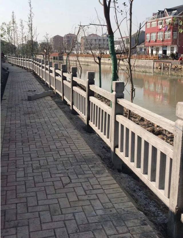 【今日新鲜事】混凝土仿木栏杆立柱怎么安装?