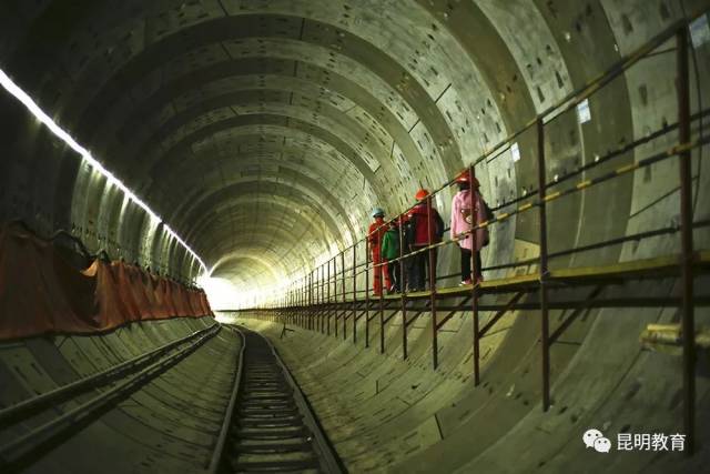 职业体验深入地下10余米小工程师探秘地铁隧道建设