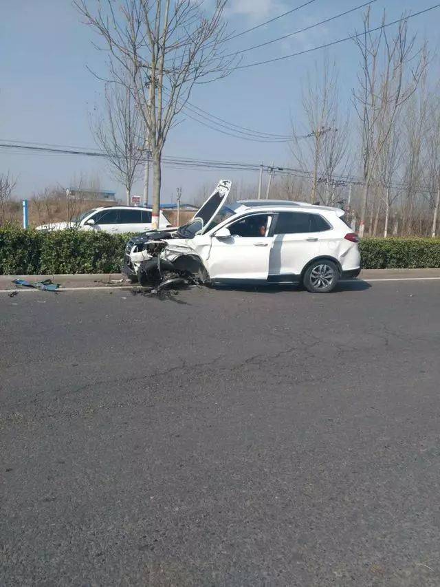 廊坊一女子驾宝马发生车祸,现场惨烈!