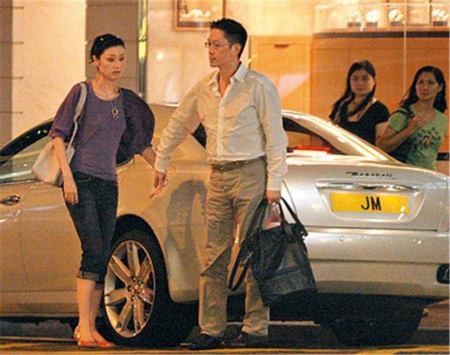 李嘉欣与老公许晋亨出席活动,到处大秀恩爱,长发飘飘很有气质感颜值