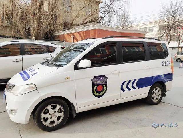 城管执法执勤车辆新型喷涂亮相甘肃张掖街头