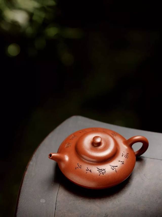 清時代 年代物 紫砂筆梅花詩文入り 筆筒  朱泥 雕刻 在銘 清時代 年代物 紫砂筆梅花詩文入り 筆筒 朱泥 雕刻 在銘 清