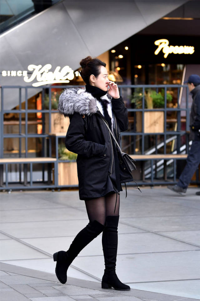 街拍美女黑色过膝靴搭配黑色打底袜经典的组合展显女人味