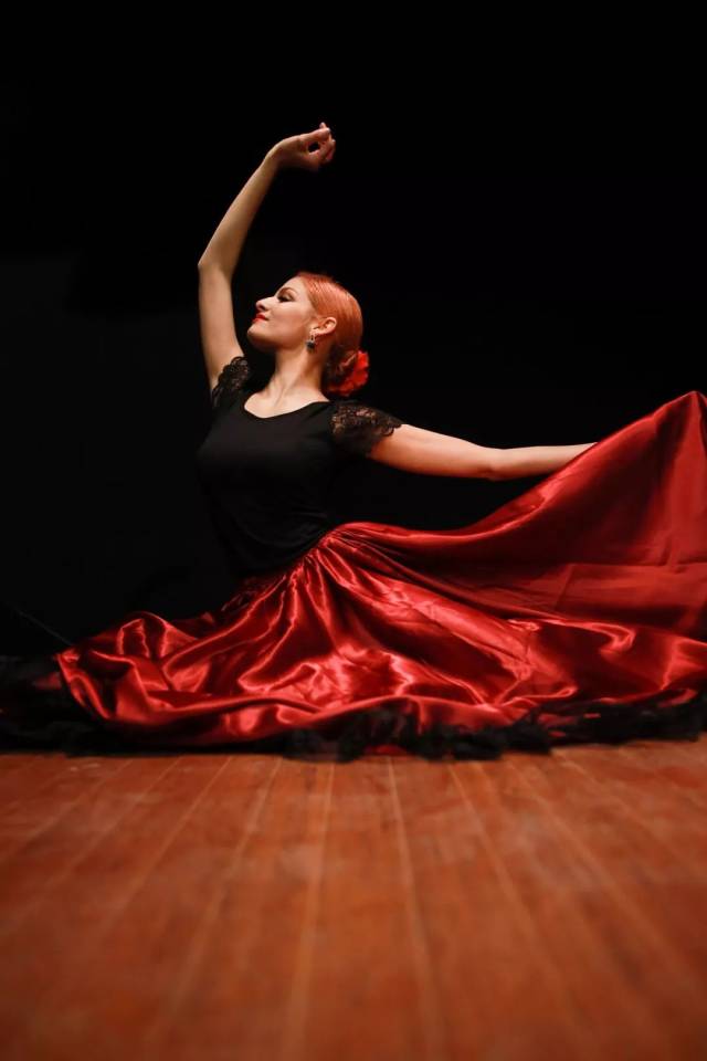 暗光下清晰定格红衣舞女的姿态,让大家体验到eos r优秀的高感表现.