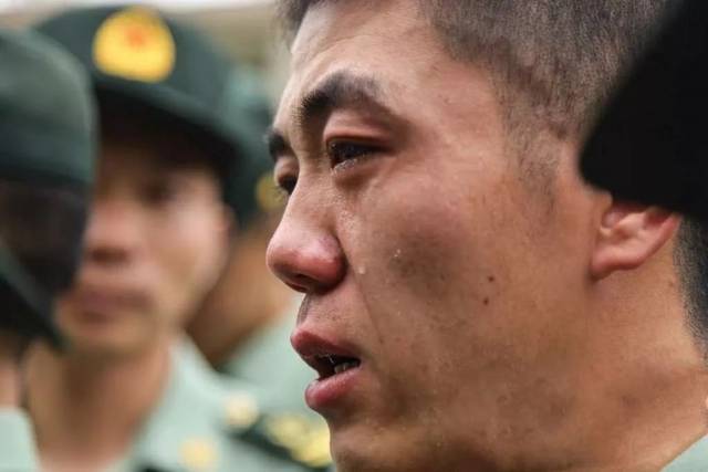 感动流泪的图片军人图片