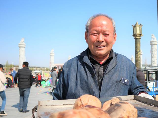 原创72岁农村老人卖烤红薯20年,凭三轮车养家糊口,背后故事让人感动