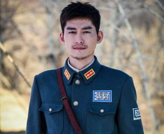 张翰新剧终于不演霸道总裁,竟留胡子穿军装?女主还是演技派!