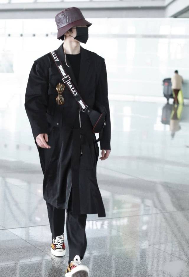 再穿小白鞋就out了,试试蔡徐坤这款印花帆布鞋,耍帅都靠它!