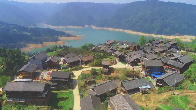 锦屏文斗,发现山上藏一个苗寨,景观非常壮美!