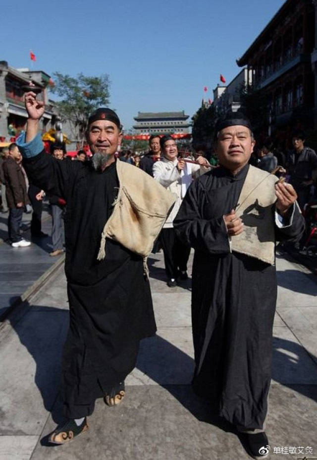 农村人都是背着钱搭子到家里来取货,那时的一切交易都是银元结算,因为
