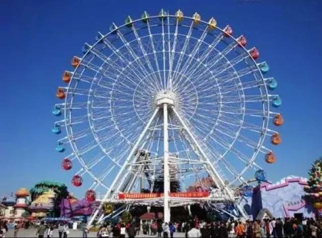 哈密蓝海体育公园盛装开园,公园占地200余亩,园区内设有40余个游乐