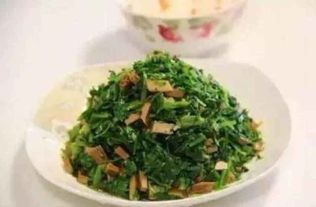 荠荠菜中蛋白质,钙,胡萝卜素含量比较丰富,能够降血压,健胃消食,对胃