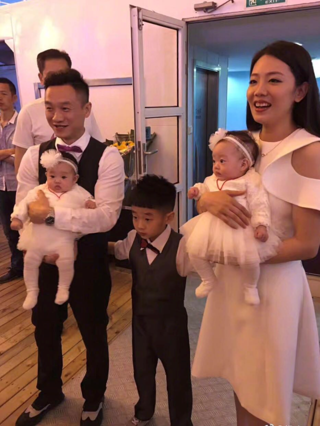 杨云晒双胞胎女儿近照,欢欢乐乐越长越像,欢欢颜值开始逆袭!