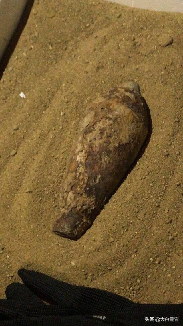 村头惊现一枚战争年代遗弃下来的迫击炮弹!特警紧急出动发现