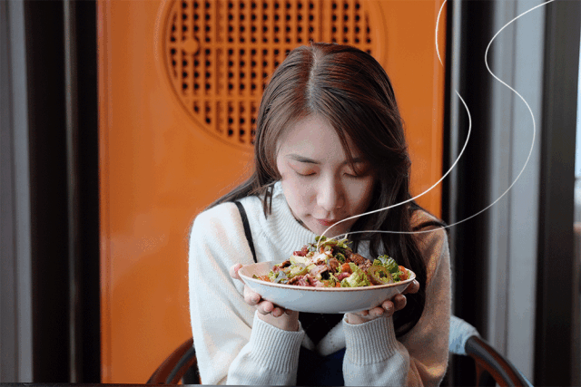 野米,羽衣甘蓝,煮鸡蛋,烤南瓜,烤松籽和葡萄干才是里面的精髓所在