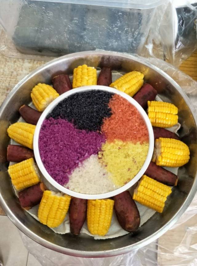 艾粑粑等壮家美食,将民族文化融入美食的制作过程,让孩子们对民族传统