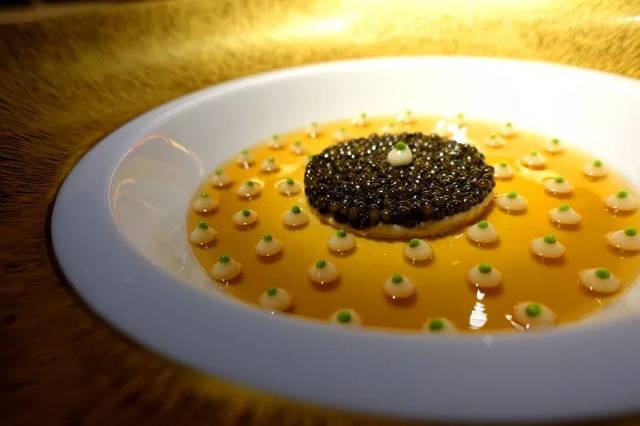 经典蟹肉鱼子酱塔佐龙虾冻及椰菜泥是jol robuchon的经典作品之一.