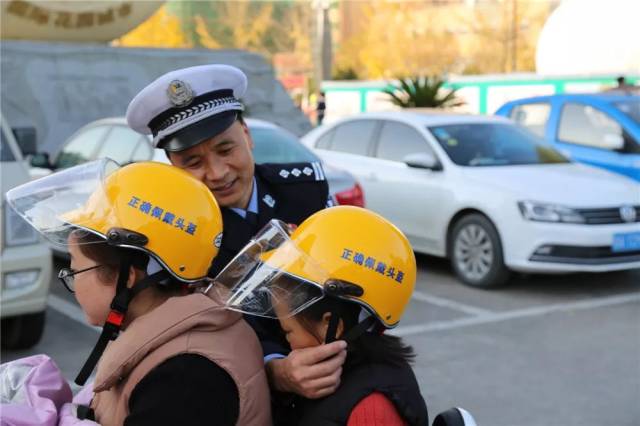 戴头盔与不戴头盔,结局大不一样!