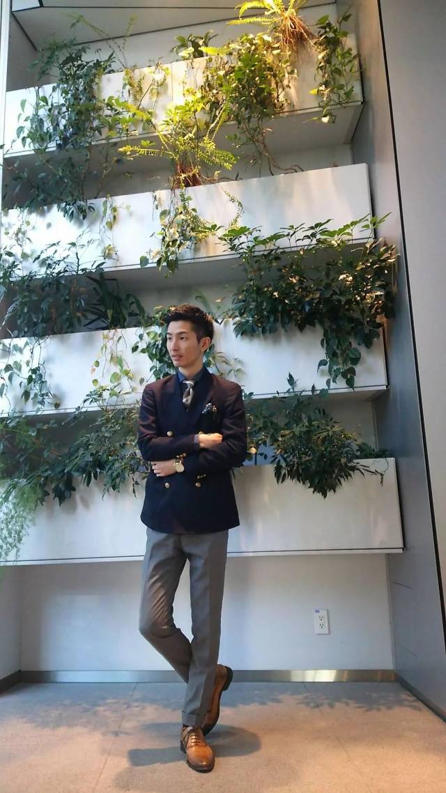 青山洋服不只是西装非常有名,绅士皮鞋也非常的人气.