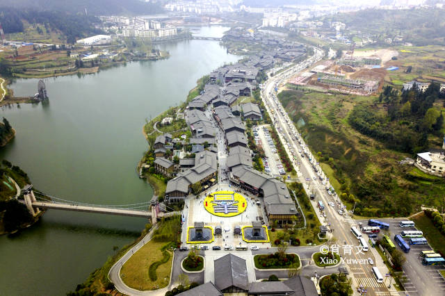丹寨万达小镇坐落于丹寨县东湖湖畔,这里以苗族传统特色建筑为基础