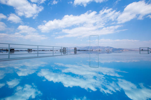 原创别以为只有茶卡盐湖有天空之境?大理到处都是,游客必打卡