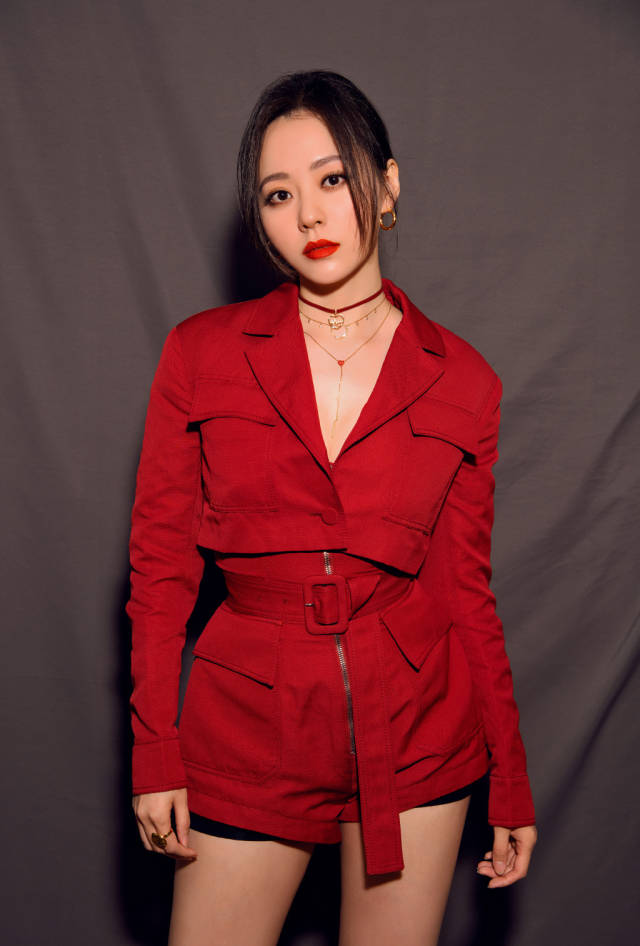 原创张靓颖身穿大红色连体裤气质又时髦,显高显瘦,如超模走秀一般