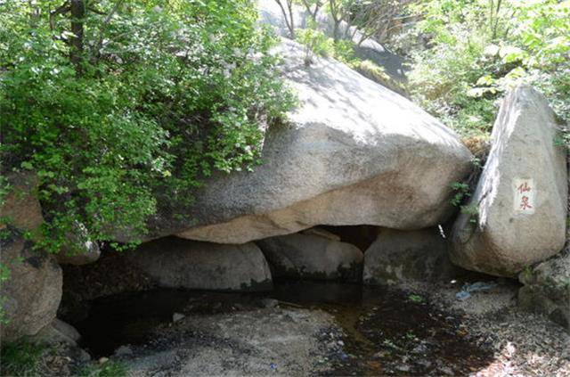 这种岩石容易被流水侵蚀,从而形成各种奇妙的造型.