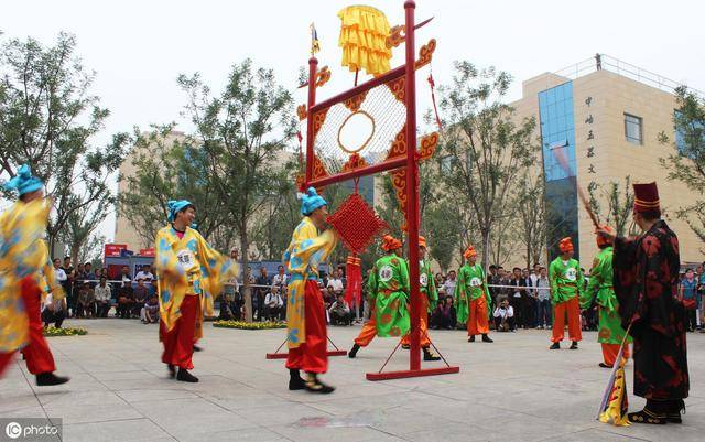 蹴鞠,就是用足去踢球.这是古代清明节时人们喜爱的一种游戏.