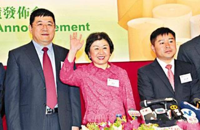 张茵的纸业公司,目前主要是玖龙集团,而在这个集团中,张茵家族的重要